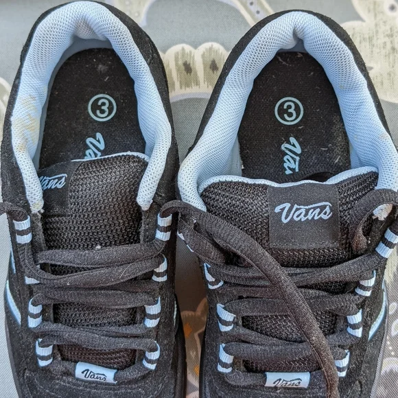 Vans size 3 Big Kid Unisex Sneaker Black White Suede Old Skool - Picture 4 of 5